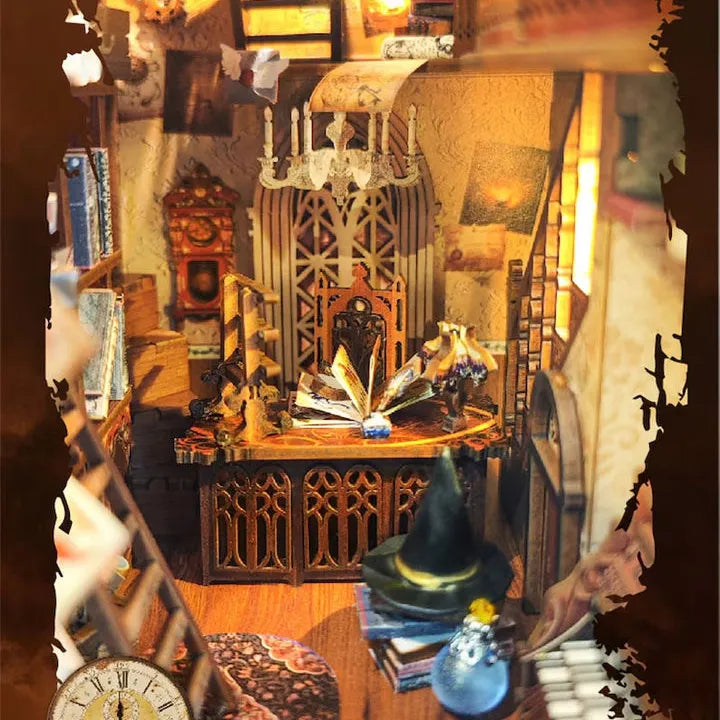 Book Nook - Magic World, un kit créatif pour construire un diorama miniature. Parfait pour décorer une bibliothèque ou comme cadeau original pour un amoureux des livres. Par Nookette.