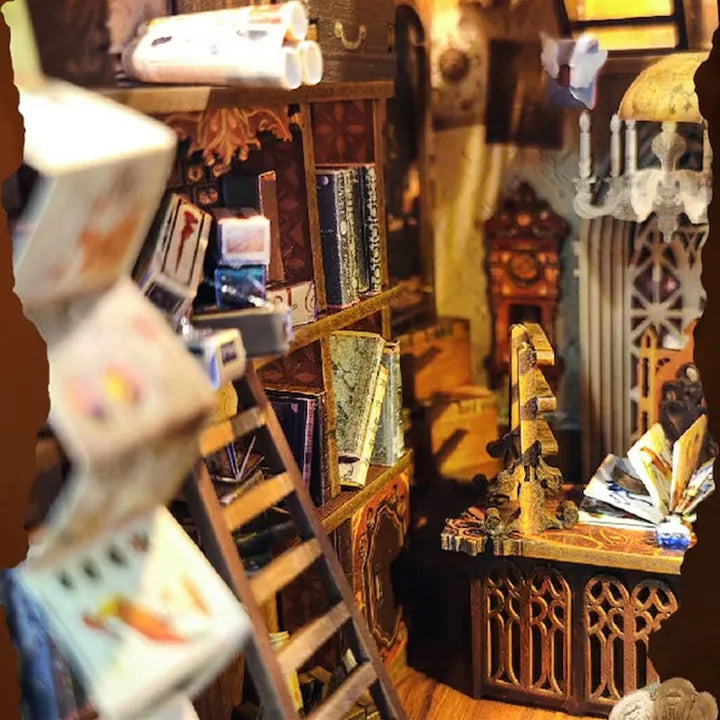 Book Nook - Magic World, un kit créatif pour construire un diorama miniature. Parfait pour décorer une bibliothèque ou comme cadeau original pour un amoureux des livres. Par Nookette.