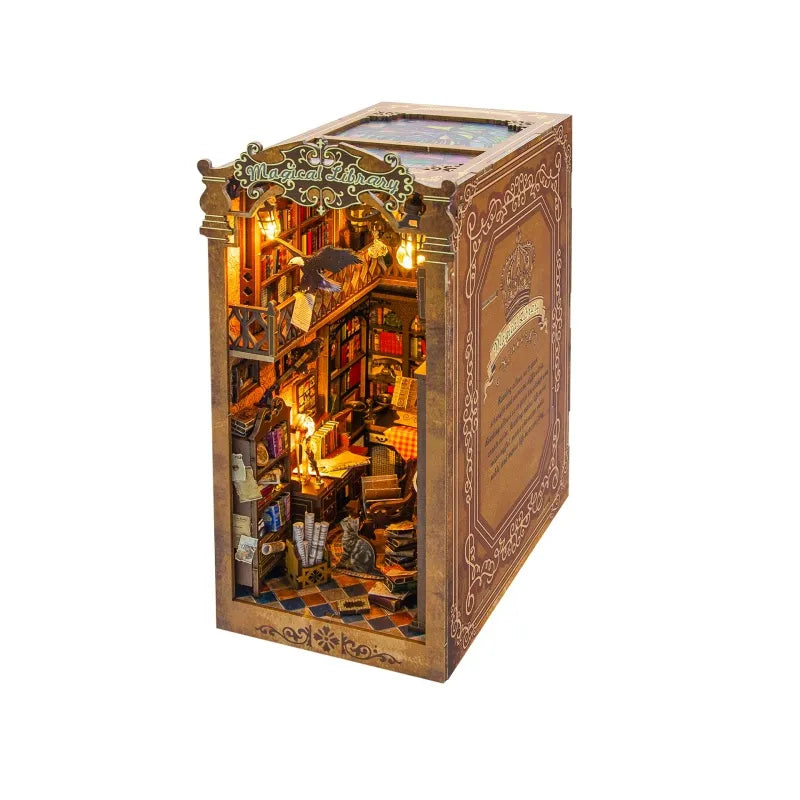 Booknook - Magical Library, un kit créatif pour construire un diorama miniature. Parfait pour décorer une bibliothèque ou comme cadeau original pour un amoureux des livres. Par Nookette.