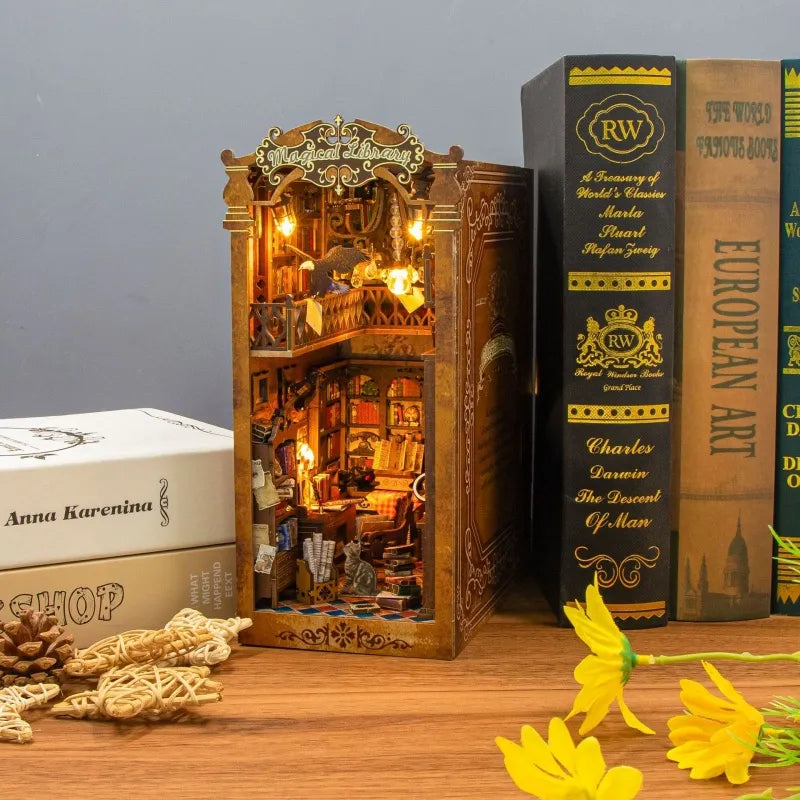 Booknook - Magical Library, un kit créatif pour construire un diorama miniature. Parfait pour décorer une bibliothèque ou comme cadeau original pour un amoureux des livres. Par Nookette.