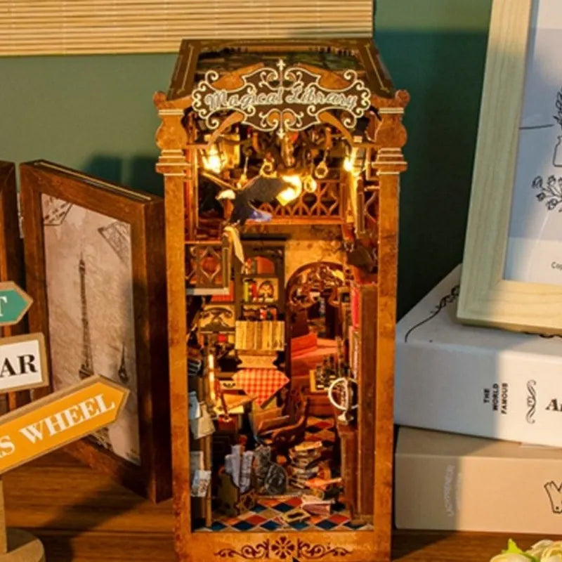 Booknook - Magical Library, un kit créatif pour construire un diorama miniature. Parfait pour décorer une bibliothèque ou comme cadeau original pour un amoureux des livres. Par Nookette.