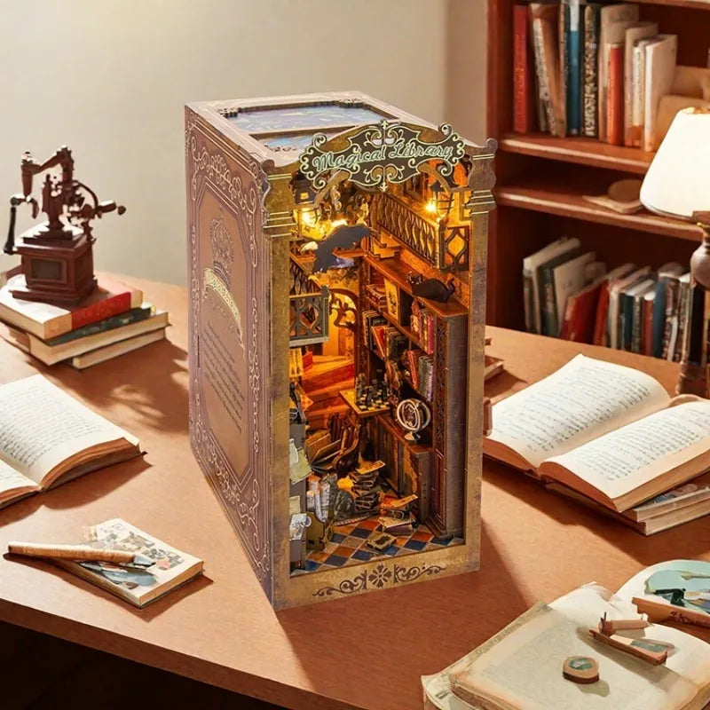 Booknook - Magical Library, un kit créatif pour construire un diorama miniature. Parfait pour décorer une bibliothèque ou comme cadeau original pour un amoureux des livres. Par Nookette.