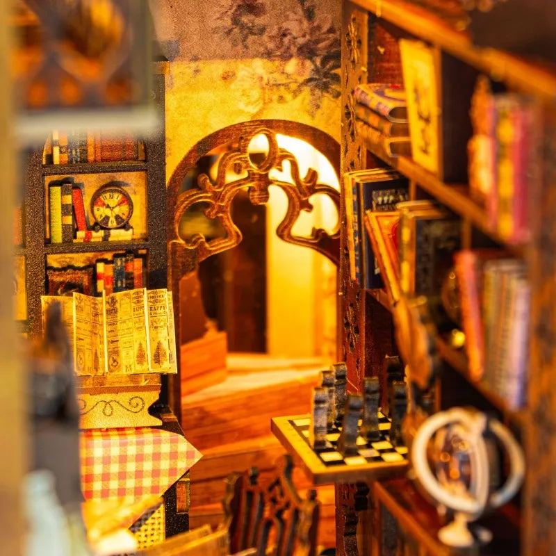 Booknook - Magical Library, un kit créatif pour construire un diorama miniature. Parfait pour décorer une bibliothèque ou comme cadeau original pour un amoureux des livres. Par Nookette.