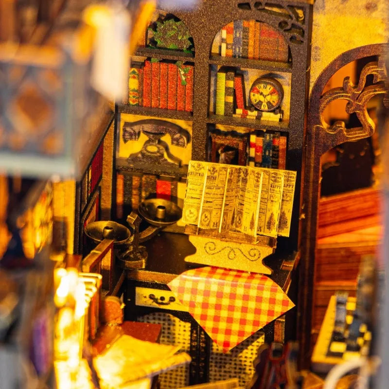 Booknook - Magical Library, un kit créatif pour construire un diorama miniature. Parfait pour décorer une bibliothèque ou comme cadeau original pour un amoureux des livres. Par Nookette.