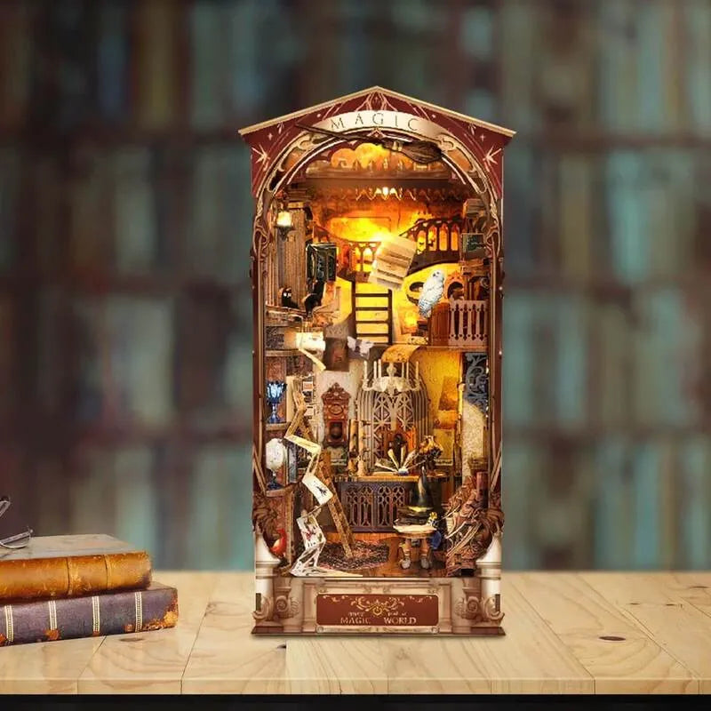 Book Nook - Magic World, un kit créatif pour construire un diorama miniature. Parfait pour décorer une bibliothèque ou comme cadeau original pour un amoureux des livres. Par Nookette.