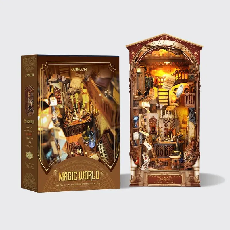 Book Nook - Magic World, un kit créatif pour construire un diorama miniature. Parfait pour décorer une bibliothèque ou comme cadeau original pour un amoureux des livres. Par Nookette.