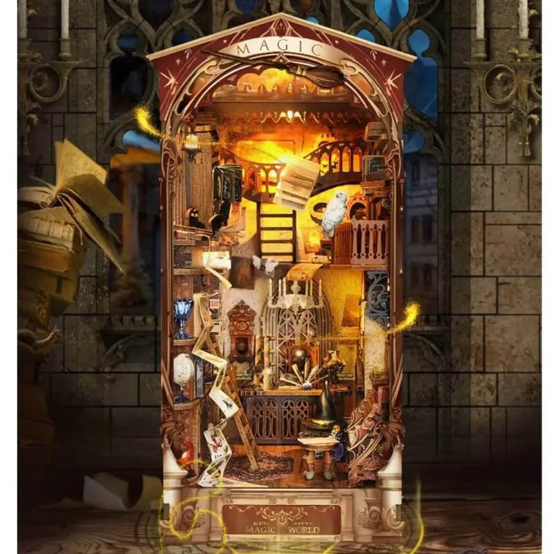 Book Nook - Magic World, un kit créatif pour construire un diorama miniature. Parfait pour décorer une bibliothèque ou comme cadeau original pour un amoureux des livres. Par Nookette.