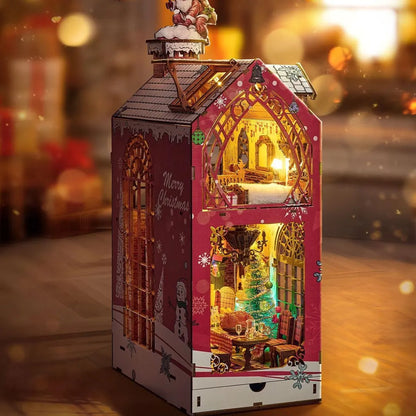 Book Nook - Merry Christmas, un kit créatif pour construire un diorama miniature. Parfait pour décorer une bibliothèque ou comme cadeau original pour un amoureux des livres. Par Nookette.