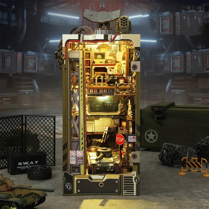 Book Nook - Military Base, un kit créatif pour construire un diorama miniature. Parfait pour décorer une bibliothèque ou comme cadeau original pour un amoureux des livres. Par Nookette.