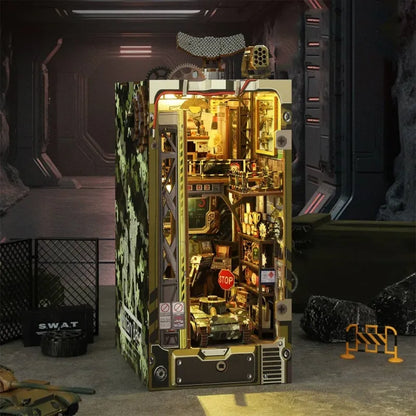 Book Nook - Military Base, un kit créatif pour construire un diorama miniature. Parfait pour décorer une bibliothèque ou comme cadeau original pour un amoureux des livres. Par Nookette.