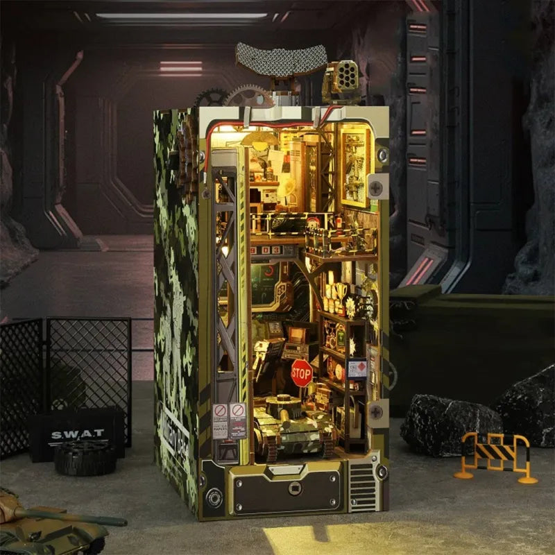 Book Nook - Military Base, un kit créatif pour construire un diorama miniature. Parfait pour décorer une bibliothèque ou comme cadeau original pour un amoureux des livres. Par Nookette.