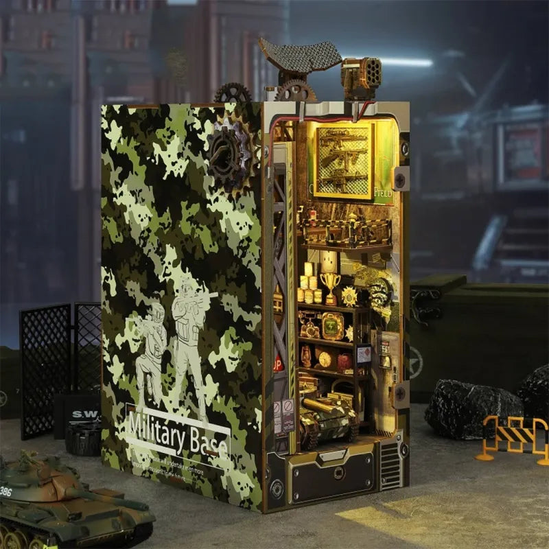 Book Nook - Military Base, un kit créatif pour construire un diorama miniature. Parfait pour décorer une bibliothèque ou comme cadeau original pour un amoureux des livres. Par Nookette.