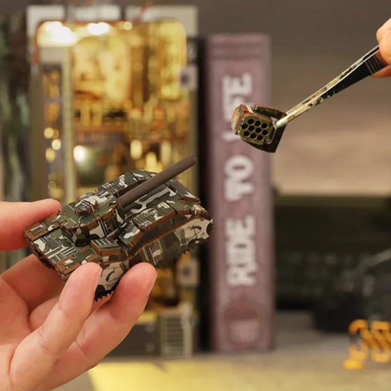 Book Nook - Military Base, un kit créatif pour construire un diorama miniature. Parfait pour décorer une bibliothèque ou comme cadeau original pour un amoureux des livres. Par Nookette.