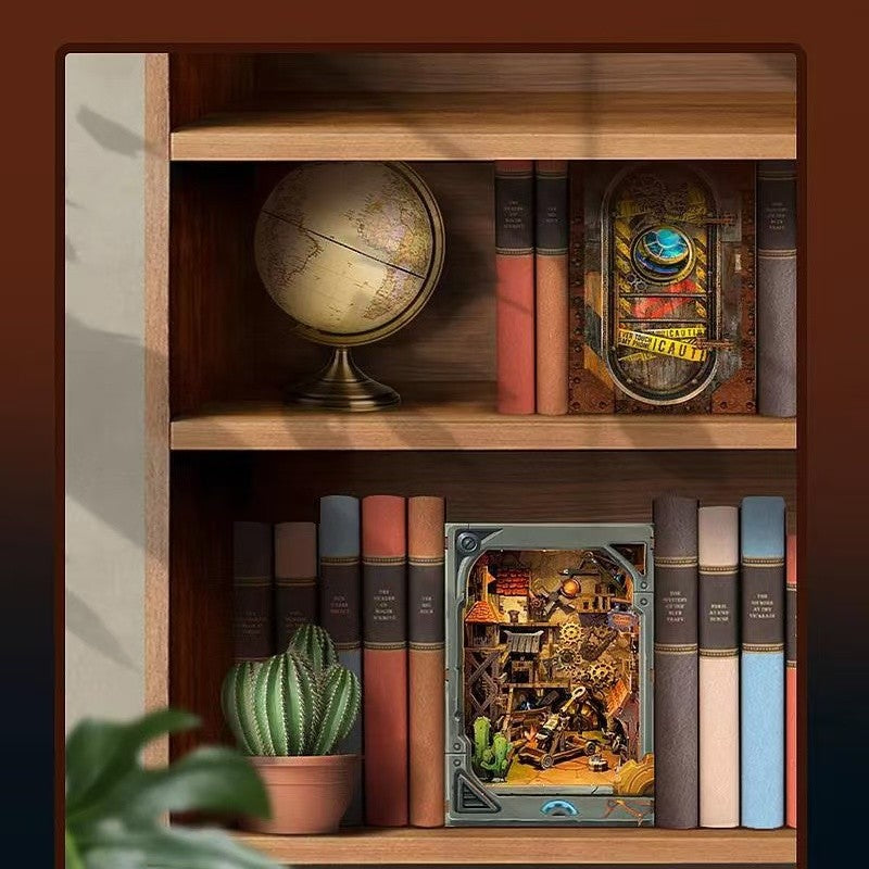 Book Nook - Mining Zone Fortress, un kit créatif pour construire un diorama miniature. Parfait pour décorer une bibliothèque ou comme cadeau original pour un amoureux des livres. Par Nookette.