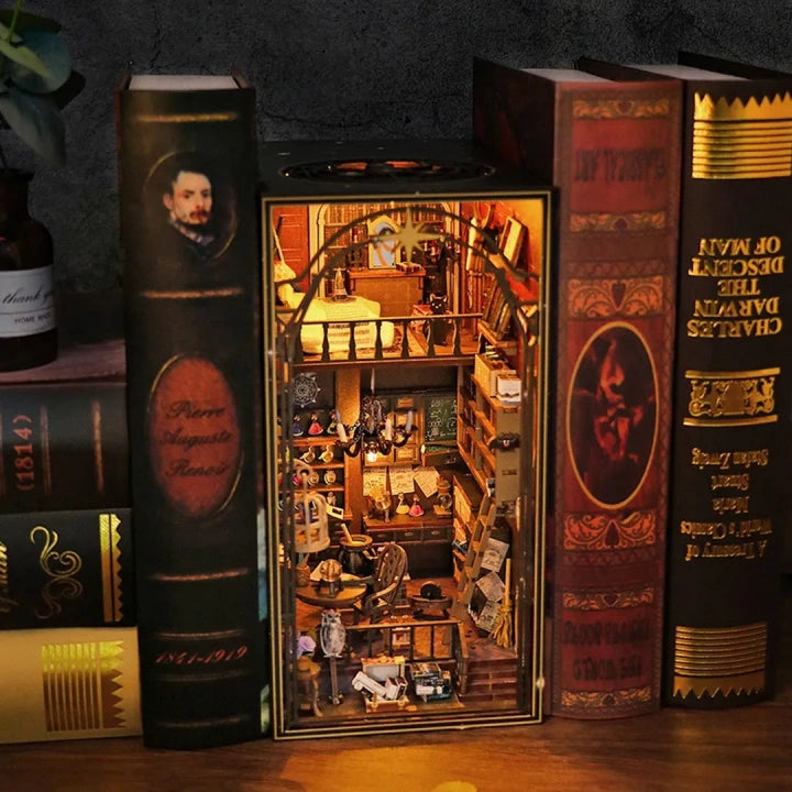 Booknook - Mira's Magic House, un kit créatif pour construire un diorama miniature. Parfait pour décorer une bibliothèque ou comme cadeau original pour un amoureux des livres. Par Nookette.