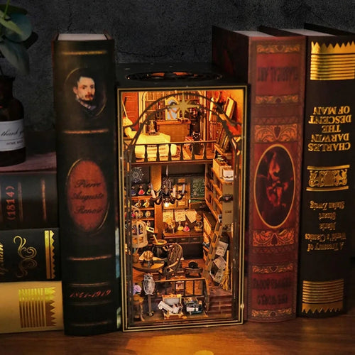 Booknook - Mira's Magic House, un kit créatif pour construire un diorama miniature. Parfait pour décorer une bibliothèque ou comme cadeau original pour un amoureux des livres. Par Nookette.