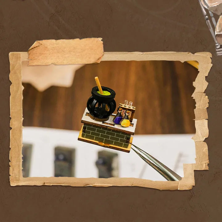 Booknook - Mira's Magic House, un kit créatif pour construire un diorama miniature. Parfait pour décorer une bibliothèque ou comme cadeau original pour un amoureux des livres. Par Nookette.