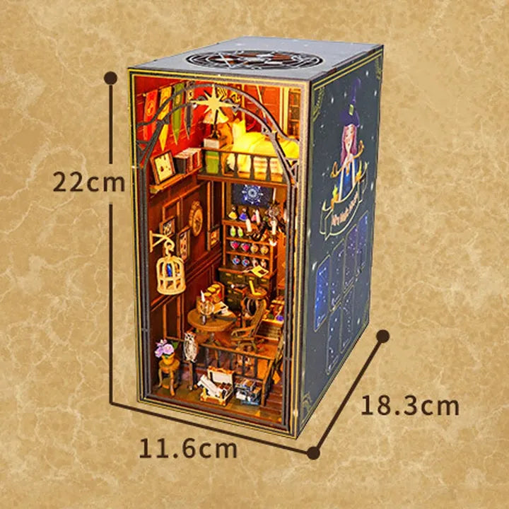Booknook - Mira's Magic House, un kit créatif pour construire un diorama miniature. Parfait pour décorer une bibliothèque ou comme cadeau original pour un amoureux des livres. Par Nookette.