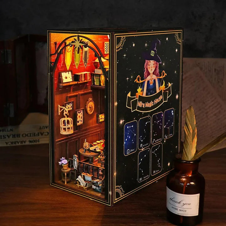 Booknook - Mira's Magic House, un kit créatif pour construire un diorama miniature. Parfait pour décorer une bibliothèque ou comme cadeau original pour un amoureux des livres. Par Nookette.