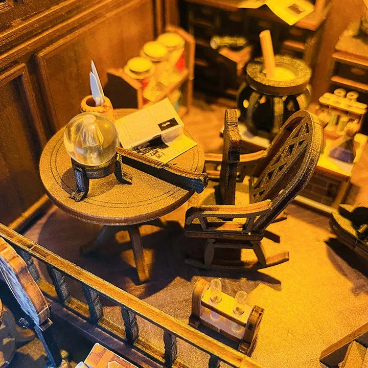 Booknook - Mira's Magic House, un kit créatif pour construire un diorama miniature. Parfait pour décorer une bibliothèque ou comme cadeau original pour un amoureux des livres. Par Nookette.