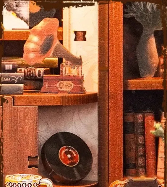 Book Nook - Moments In Time, un kit créatif pour construire un diorama miniature. Parfait pour décorer une bibliothèque ou comme cadeau original pour un amoureux des livres. Par Nookette.