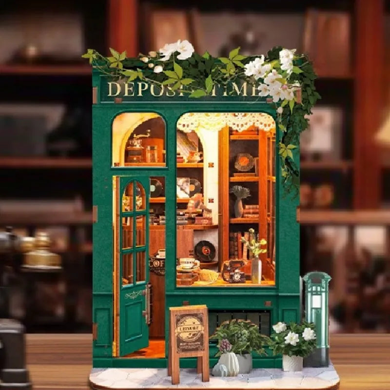 Book Nook - Moments In Time, un kit créatif pour construire un diorama miniature. Parfait pour décorer une bibliothèque ou comme cadeau original pour un amoureux des livres. Par Nookette.