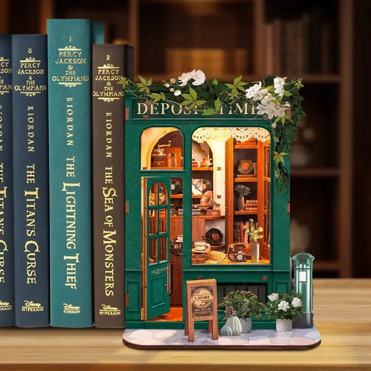 Book Nook - Moments In Time, un kit créatif pour construire un diorama miniature. Parfait pour décorer une bibliothèque ou comme cadeau original pour un amoureux des livres. Par Nookette.