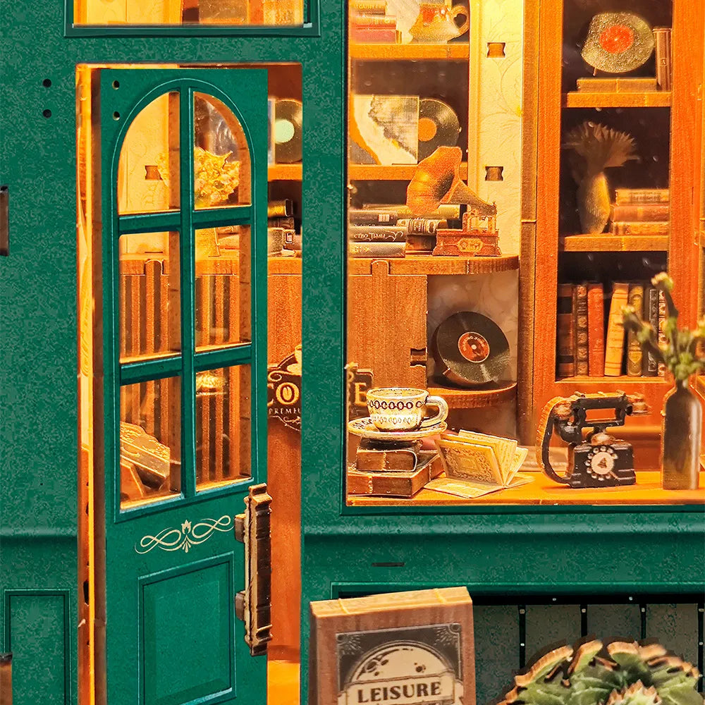 Book Nook - Moments In Time, un kit créatif pour construire un diorama miniature. Parfait pour décorer une bibliothèque ou comme cadeau original pour un amoureux des livres. Par Nookette.