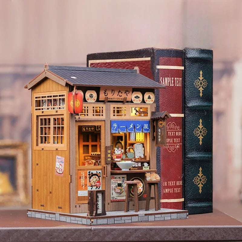 Book Nook - Morita-Ya, un kit créatif pour construire un diorama miniature. Parfait pour décorer une bibliothèque ou comme cadeau original pour un amoureux des livres. Par Nookette.