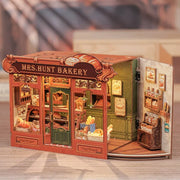 Maison Miniature - Mrs. Hunt Bakery, un kit créatif pour construire un diorama miniature. Parfait pour décorer une bibliothèque ou comme cadeau original pour un amoureux des livres. Par Nookette.