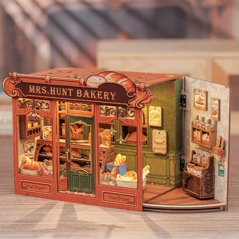Maison Miniature - Mrs. Hunt Bakery, un kit créatif pour construire un diorama miniature. Parfait pour décorer une bibliothèque ou comme cadeau original pour un amoureux des livres. Par Nookette.