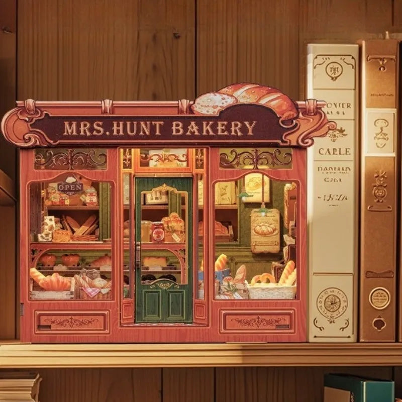 Maison Miniature - Mrs. Hunt Bakery, un kit créatif pour construire un diorama miniature. Parfait pour décorer une bibliothèque ou comme cadeau original pour un amoureux des livres. Par Nookette.