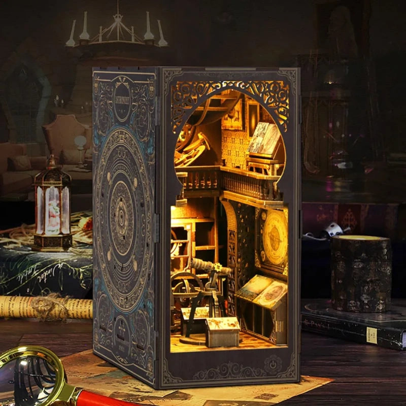 Book Nook - Museum of Astronomy, un kit créatif pour construire un diorama miniature. Parfait pour décorer une bibliothèque ou comme cadeau original pour un amoureux des livres. Par Nookette.