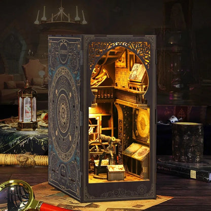 Book Nook - Museum of Astronomy, un kit créatif pour construire un diorama miniature. Parfait pour décorer une bibliothèque ou comme cadeau original pour un amoureux des livres. Par Nookette.