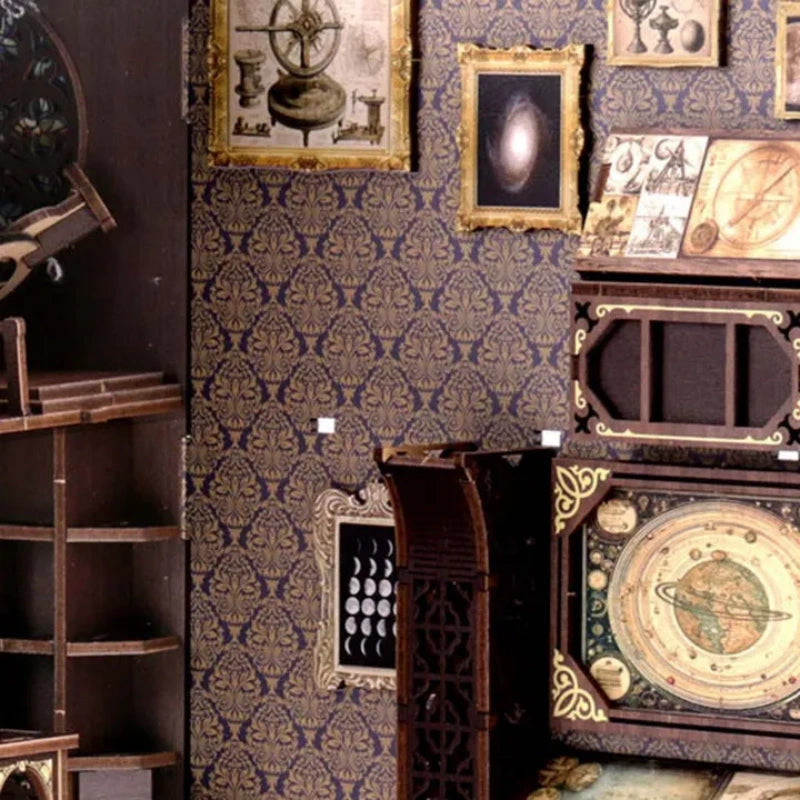 Book Nook - Museum of Astronomy, un kit créatif pour construire un diorama miniature. Parfait pour décorer une bibliothèque ou comme cadeau original pour un amoureux des livres. Par Nookette.