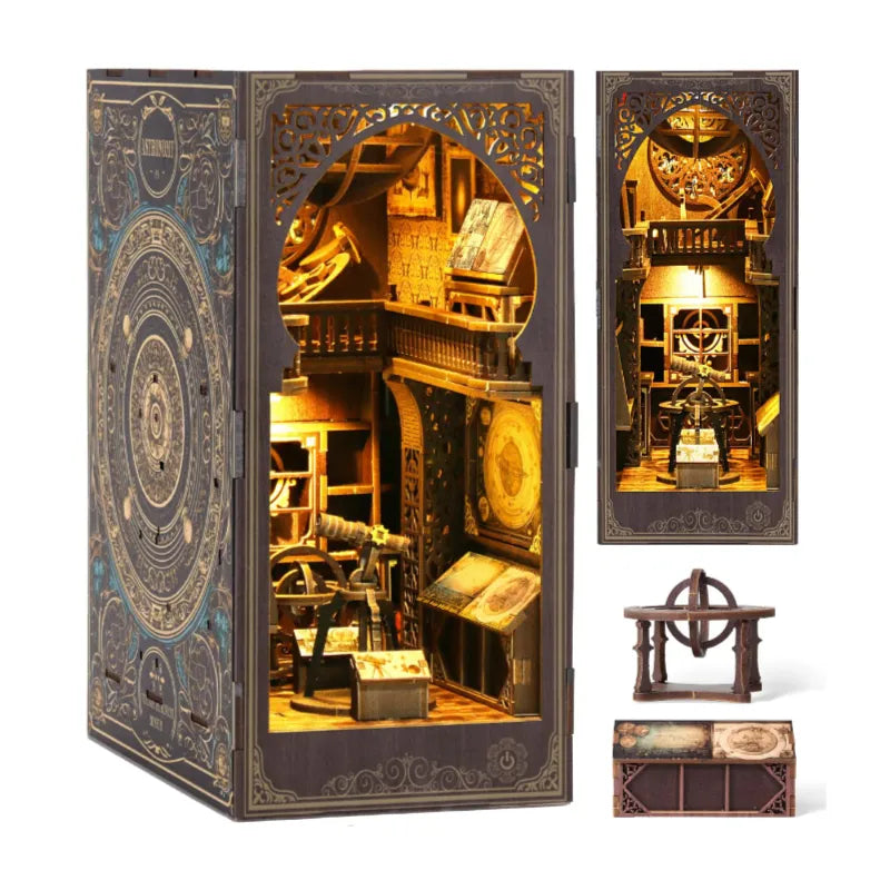 Book Nook - Museum of Astronomy, un kit créatif pour construire un diorama miniature. Parfait pour décorer une bibliothèque ou comme cadeau original pour un amoureux des livres. Par Nookette.