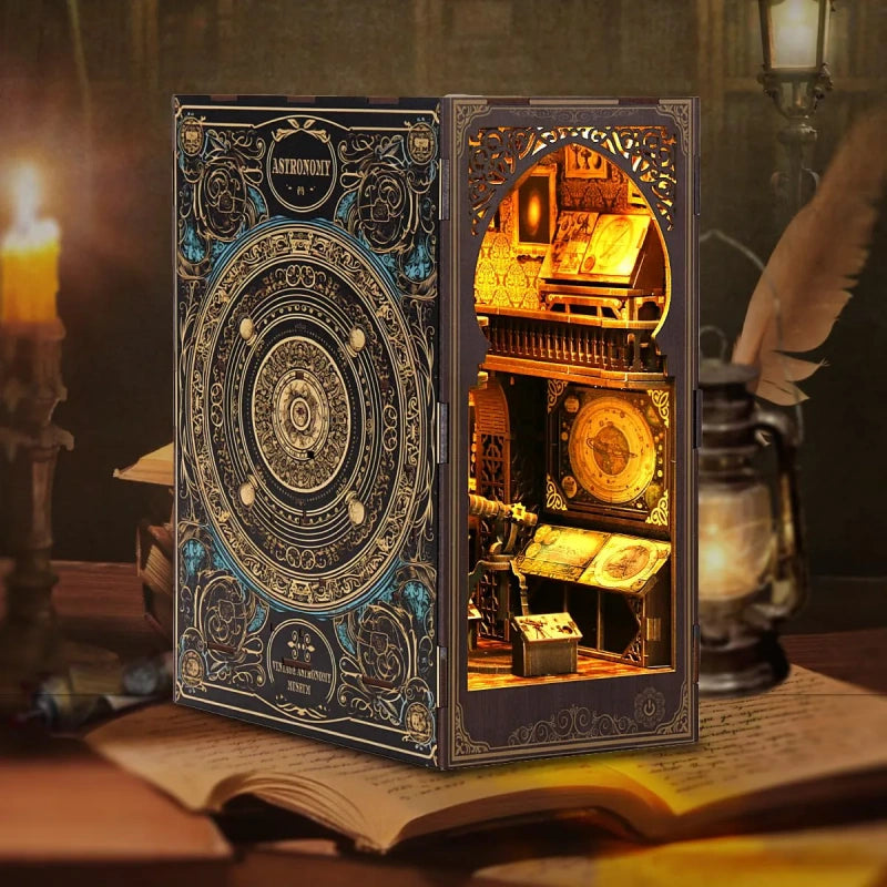 Book Nook - Museum of Astronomy, un kit créatif pour construire un diorama miniature. Parfait pour décorer une bibliothèque ou comme cadeau original pour un amoureux des livres. Par Nookette.