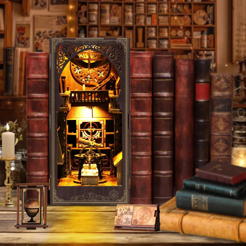 Book Nook - Museum of Astronomy, un kit créatif pour construire un diorama miniature. Parfait pour décorer une bibliothèque ou comme cadeau original pour un amoureux des livres. Par Nookette.