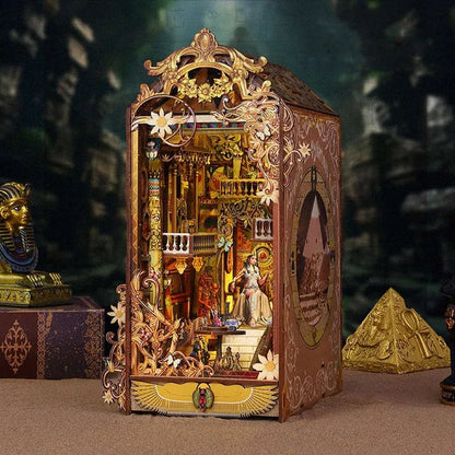 Booknook - Mysterious Egypt, un kit créatif pour construire un diorama miniature. Parfait pour décorer une bibliothèque ou comme cadeau original pour un amoureux des livres. Par Nookette.