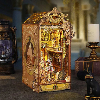 Booknook - Mysterious Egypt, un kit créatif pour construire un diorama miniature. Parfait pour décorer une bibliothèque ou comme cadeau original pour un amoureux des livres. Par Nookette.