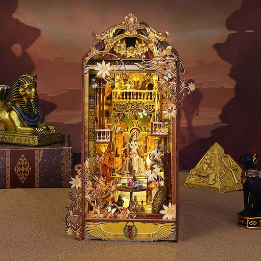 Booknook - Mysterious Egypt, un kit créatif pour construire un diorama miniature. Parfait pour décorer une bibliothèque ou comme cadeau original pour un amoureux des livres. Par Nookette.