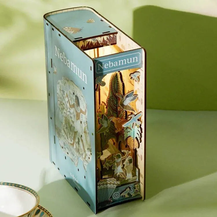 Booknook - Nebamun's Garden, un kit créatif pour construire un diorama miniature. Parfait pour décorer une bibliothèque ou comme cadeau original pour un amoureux des livres. Par Nookette.