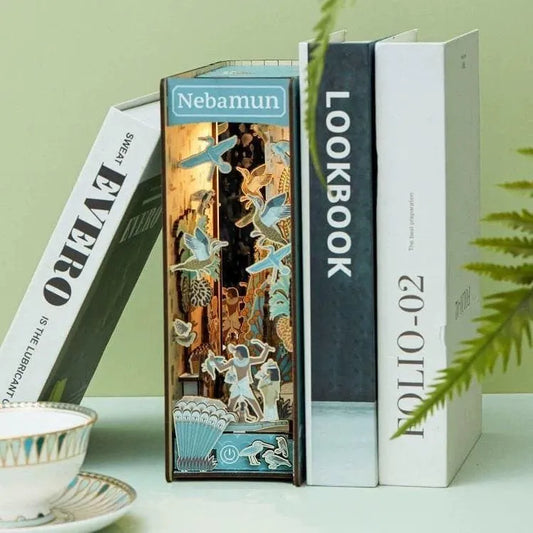 Booknook - Nebamun's Garden, un kit créatif pour construire un diorama miniature. Parfait pour décorer une bibliothèque ou comme cadeau original pour un amoureux des livres. Par Nookette.