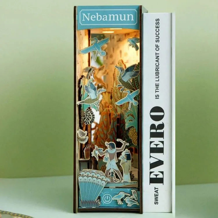 Booknook - Nebamun's Garden, un kit créatif pour construire un diorama miniature. Parfait pour décorer une bibliothèque ou comme cadeau original pour un amoureux des livres. Par Nookette.