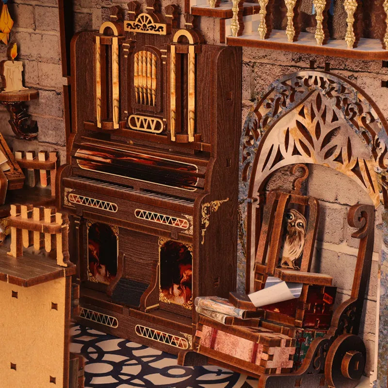 Book Nook | Nebula Common Room, un kit créatif pour construire un diorama miniature. Parfait pour décorer une bibliothèque ou comme cadeau original pour un amoureux des livres. Par Nookette.