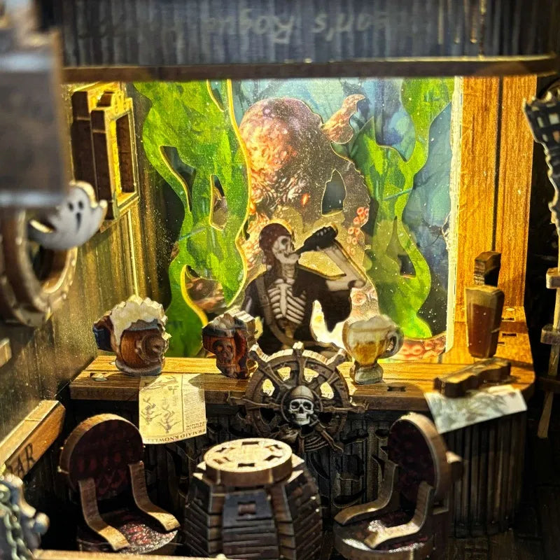 Book Nook - New World Ghost Ship, un kit créatif pour construire un diorama miniature. Parfait pour décorer une bibliothèque ou comme cadeau original pour un amoureux des livres. Par Nookette.