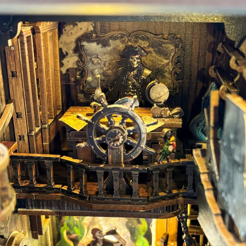 Book Nook - New World Ghost Ship, un kit créatif pour construire un diorama miniature. Parfait pour décorer une bibliothèque ou comme cadeau original pour un amoureux des livres. Par Nookette.