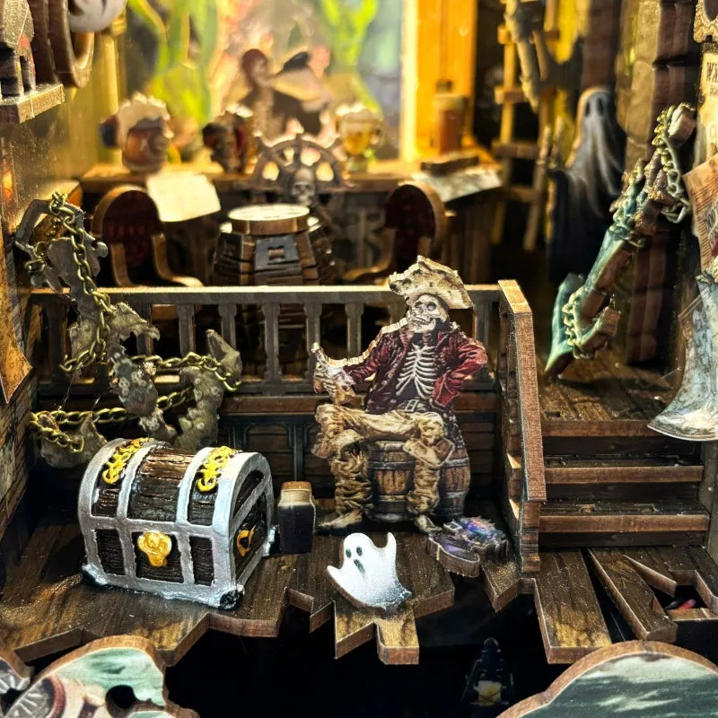 Book Nook - New World Ghost Ship, un kit créatif pour construire un diorama miniature. Parfait pour décorer une bibliothèque ou comme cadeau original pour un amoureux des livres. Par Nookette.