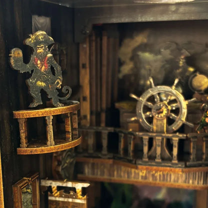 Book Nook - New World Ghost Ship, un kit créatif pour construire un diorama miniature. Parfait pour décorer une bibliothèque ou comme cadeau original pour un amoureux des livres. Par Nookette.