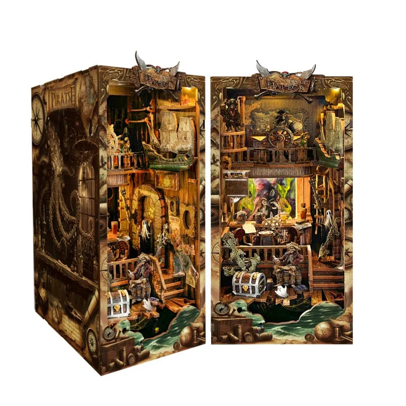 Book Nook - New World Ghost Ship, un kit créatif pour construire un diorama miniature. Parfait pour décorer une bibliothèque ou comme cadeau original pour un amoureux des livres. Par Nookette.